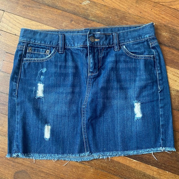 Y2K Old Navy Women Medium Wash Distressed Denim Cut-Off Jean Mini Skirt Size 4 - Picture 1 of 10